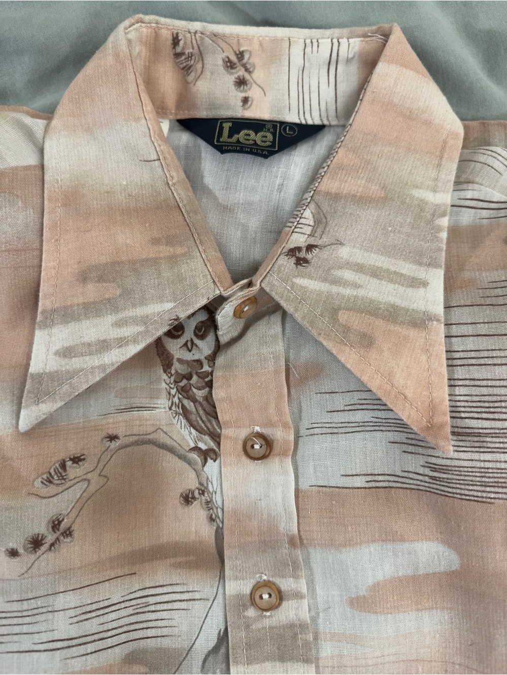 70s vintage Lee Men’s Peach and Cream Short-Sleeve Button-Up Shirt owl print
